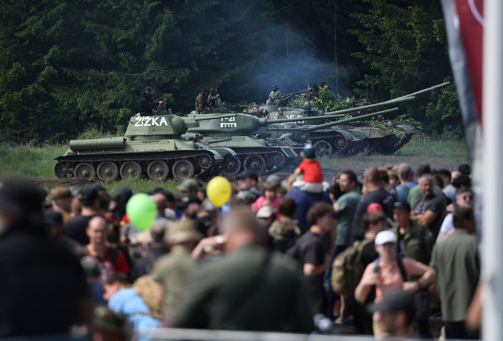 Bahna zaplnilo 50 tisíc lidí. V Brdech burácely tanky, Gripeny i historická technika