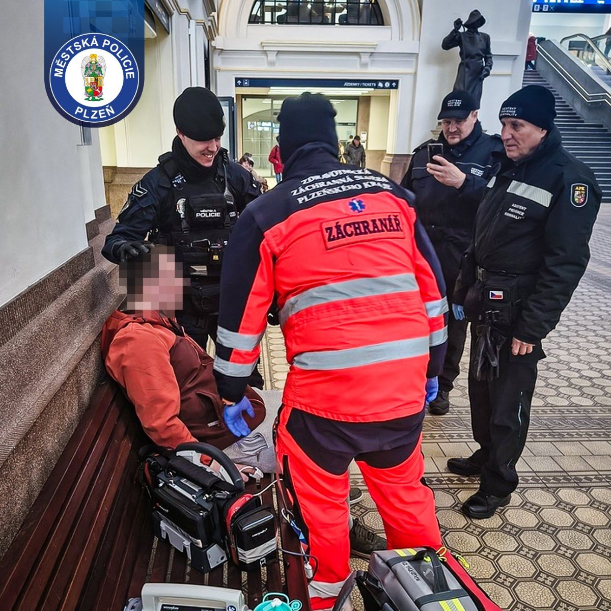 Bezvládný na nádraží v Plzni zachráněn městskou policií