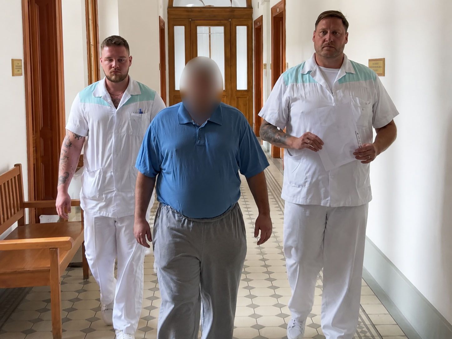 Bratra měl ubodat, otce pobodat tak, že se zlomil nůž. V Plzni začal soud kvůli tragédii na Slovanech