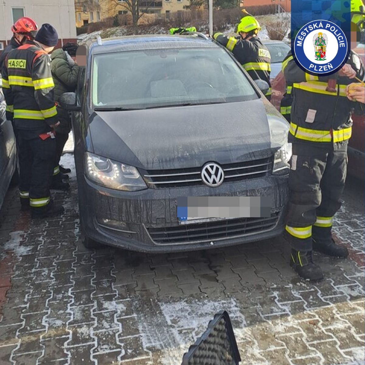 Malého chlapce zamklo auto kvůli technické závadě, vysvobodili ho hasiči
