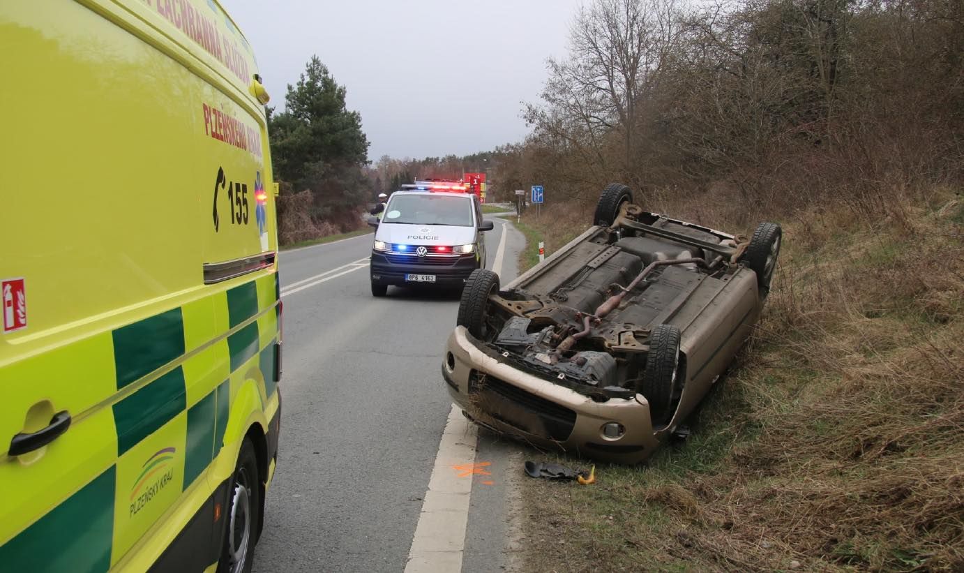 Chtěl vyzkoušet ruční brzdu za jízdy. Auto skončilo na střeše