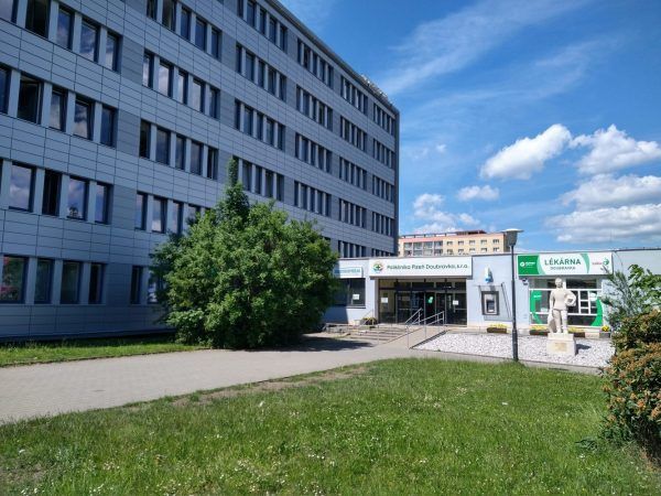 Dětské lékařky z Doubravky čelí ztrátě ordinací, protesty rodičů přinášejí naději