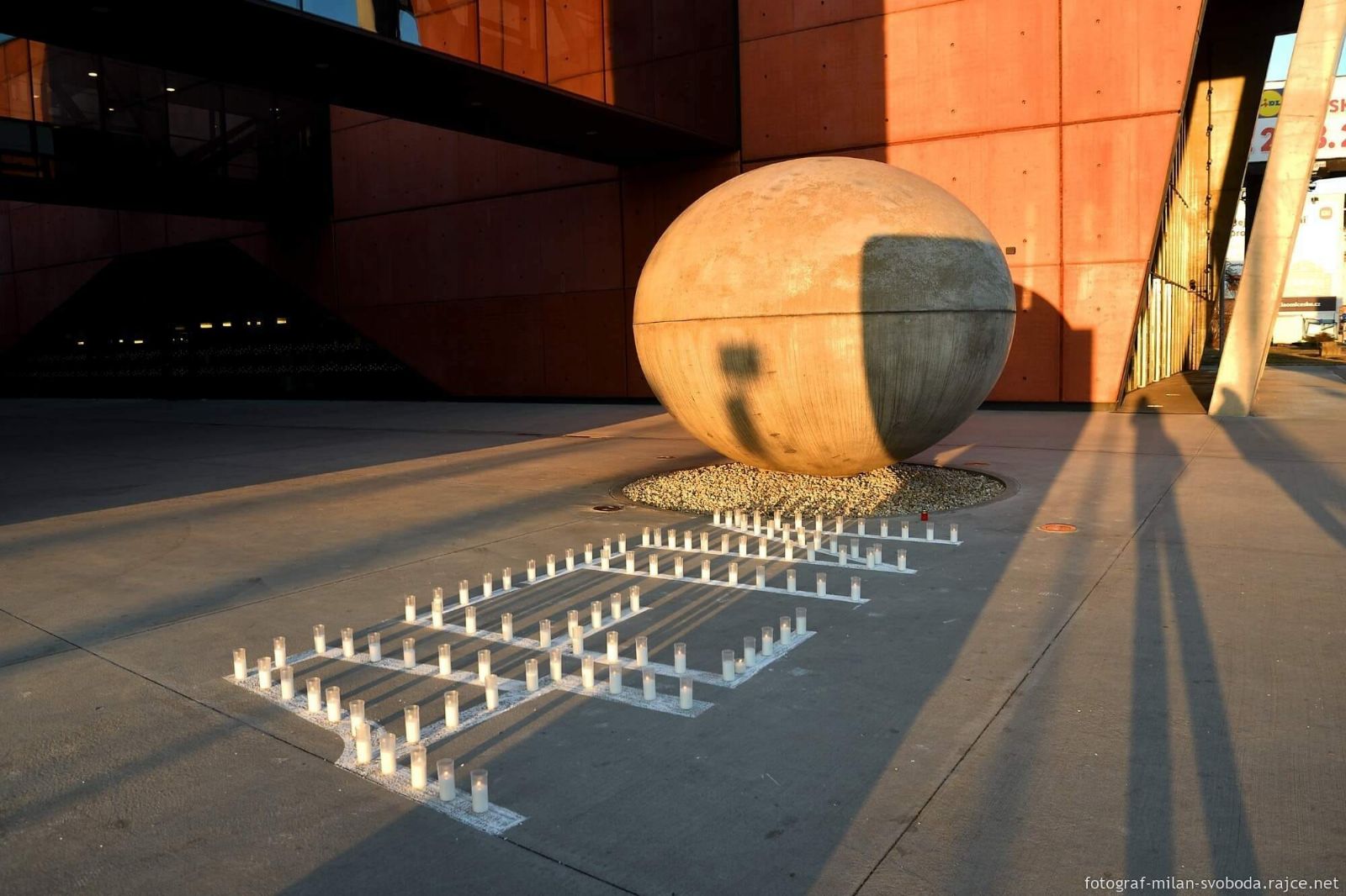 DJKT připomnělo bombardování divadla v Mariupolu symbolickým nápisem DĚTI