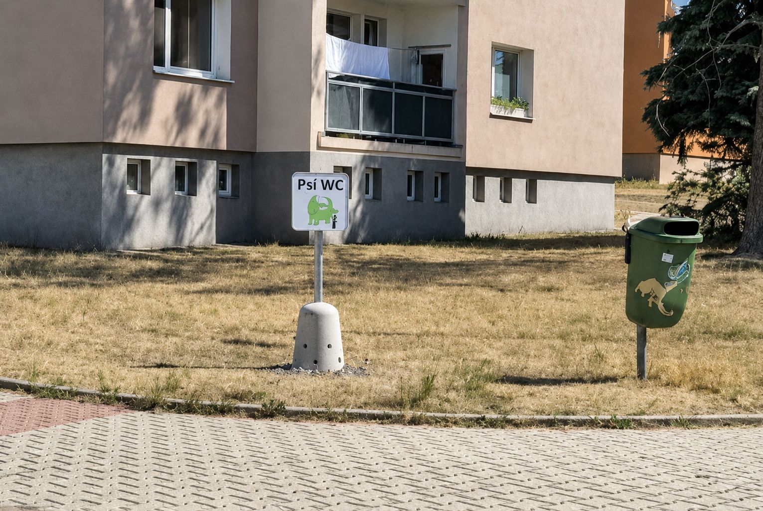Dobřany zkoušejí první psí pisoár. Má ochránit domy, lampy i okolní zeleň