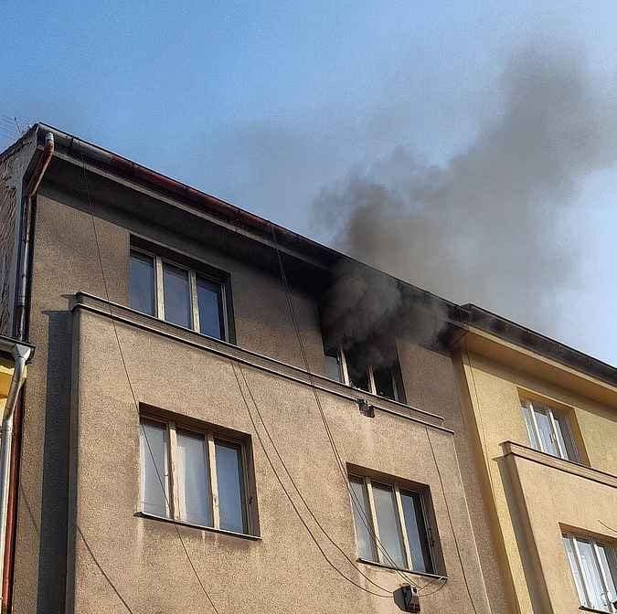 Dva požáry během půl hodiny. Hasiči v Plzni zasahovali v ubytovně i bytovém domě