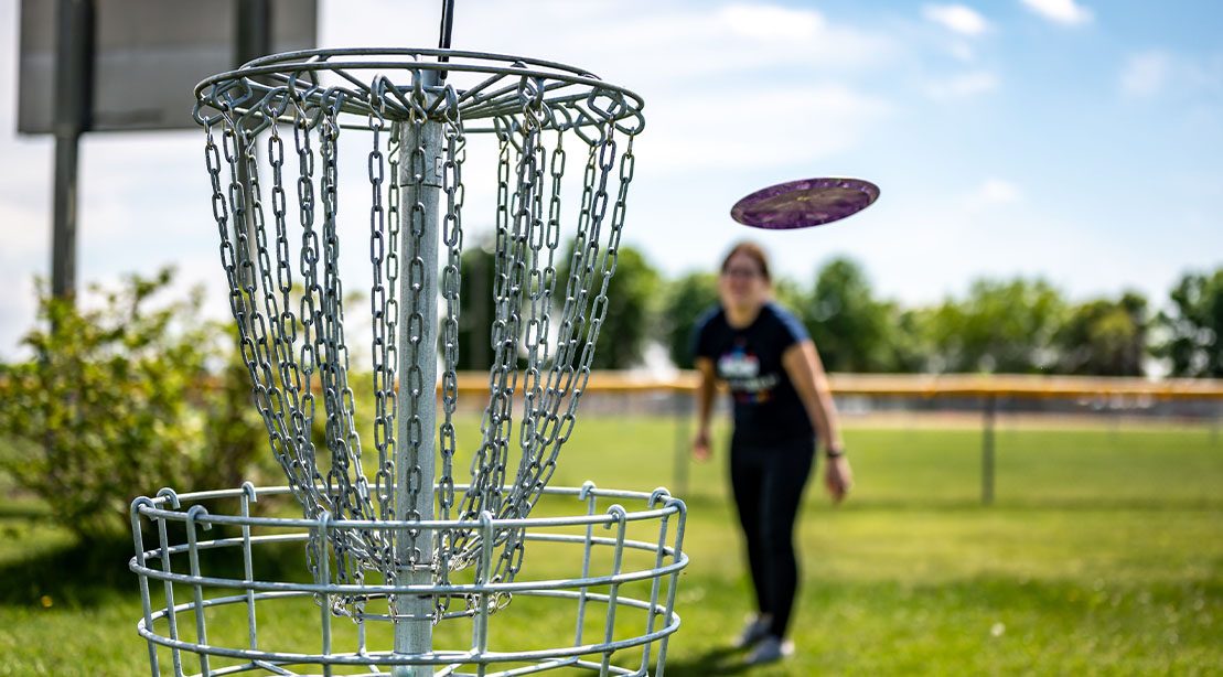 Co je discgolf a proč ho zkusit? Stačí disk, chuť vyrazit ven a první hřiště máte za rohem