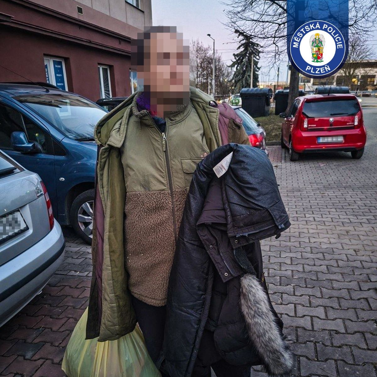 Hledaný muž se skrýval ve vnitrobloku na Koterovské, policisté ho zadrželi