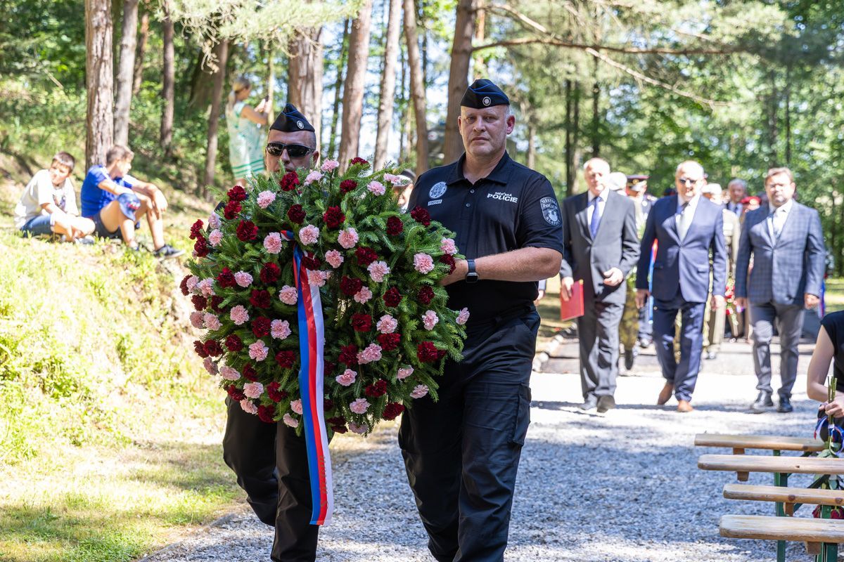 Klatovy si připomněly oběti heydrichiády. Ve Spáleném lese nacisté popravili 73 lidí