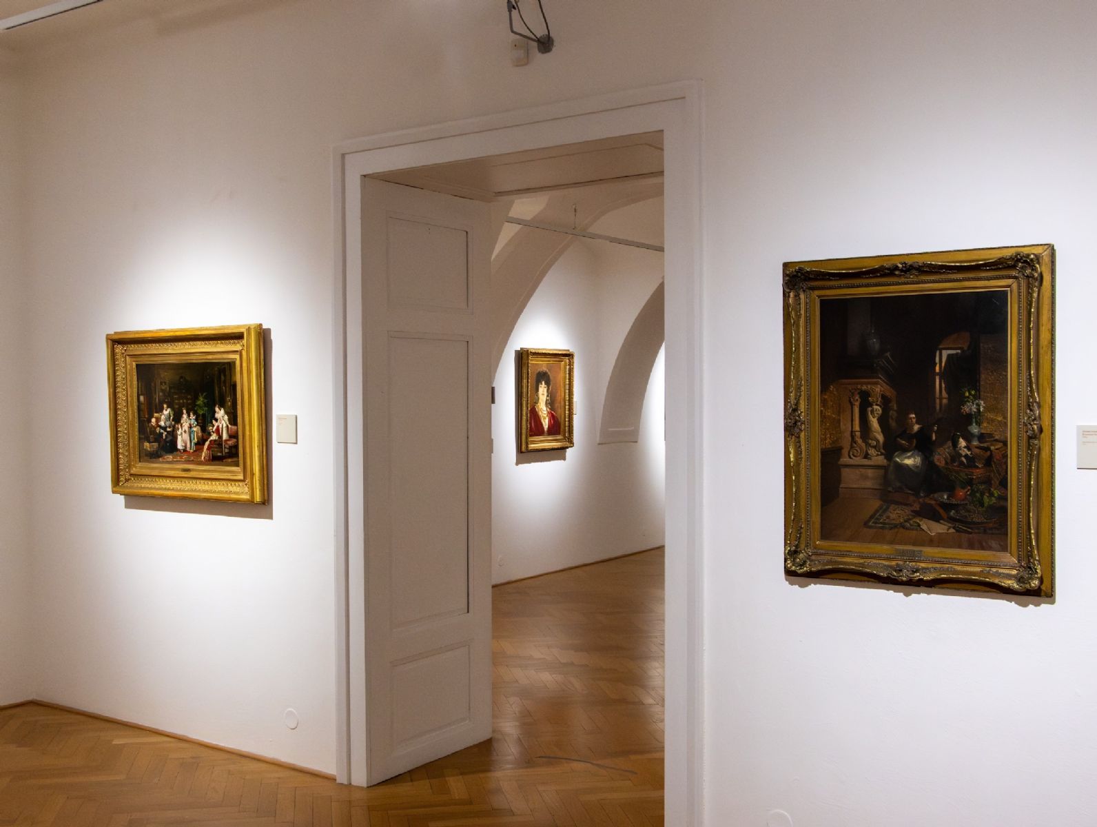 Klatovy ukrývají mimořádný poklad. Výstava 83 obrazů Václava Brožíka brzy končí