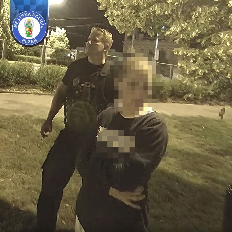 Krátce po půlnoci našli strážníci v parku u Hlavní pošty mladistvou, která se vydávala za svou sestru