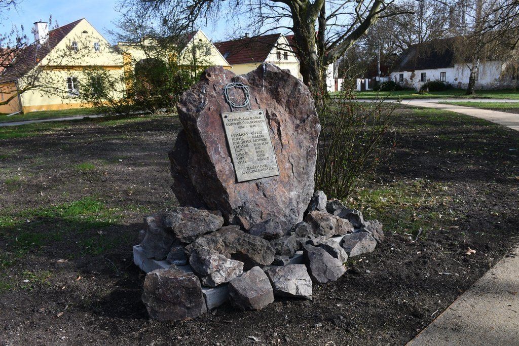 Křimické náměstíčko prošlo proměnou. Úpravy za 1,8 milionu mají zpříjemnit život místním