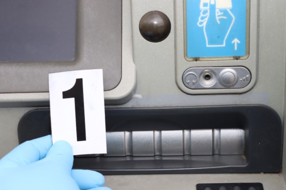 Kriminalisté dopadli muže podezřelého z krádeží u bankomatů. Škoda přesáhla 122 tisíc