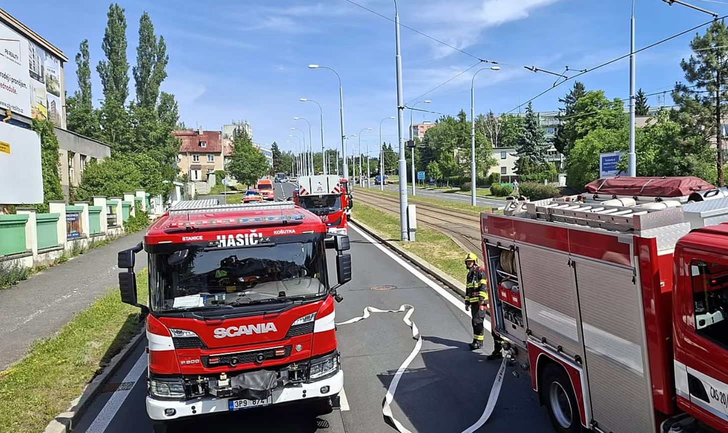 Kvůli požáru v bývalém hotelu CD policie uzavřela Karlovarskou třídu