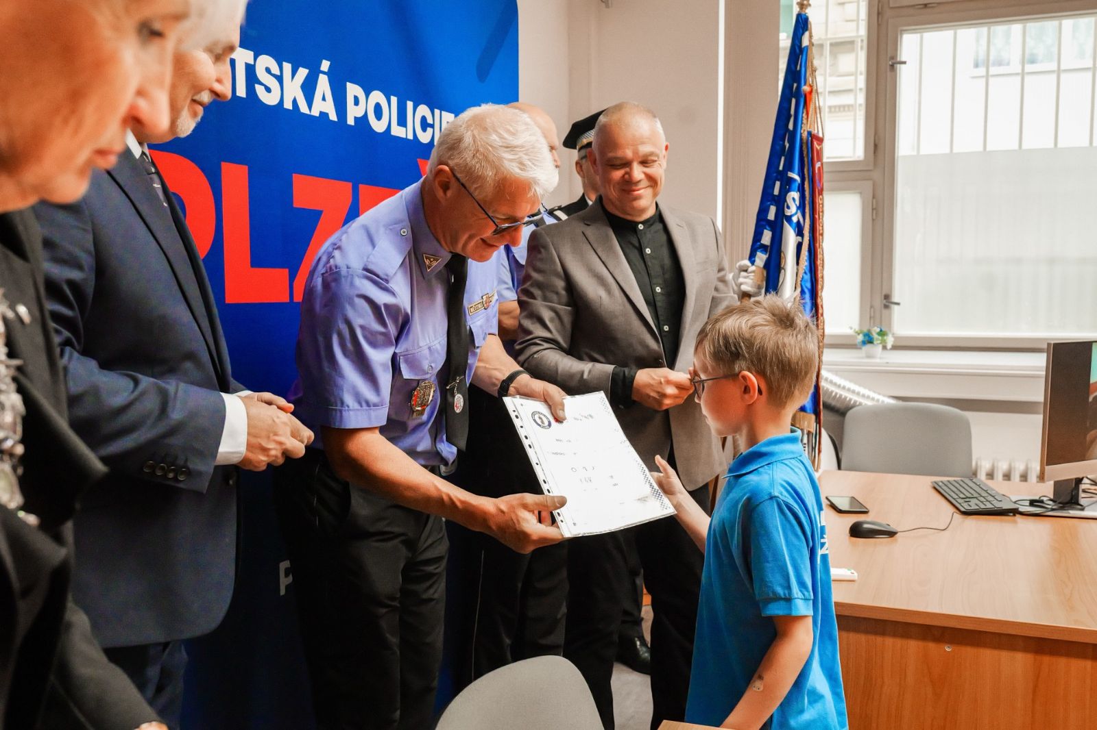 Malí strážníci v Plzni ukončili ročník. Děti si převzaly osvědčení i odznaky