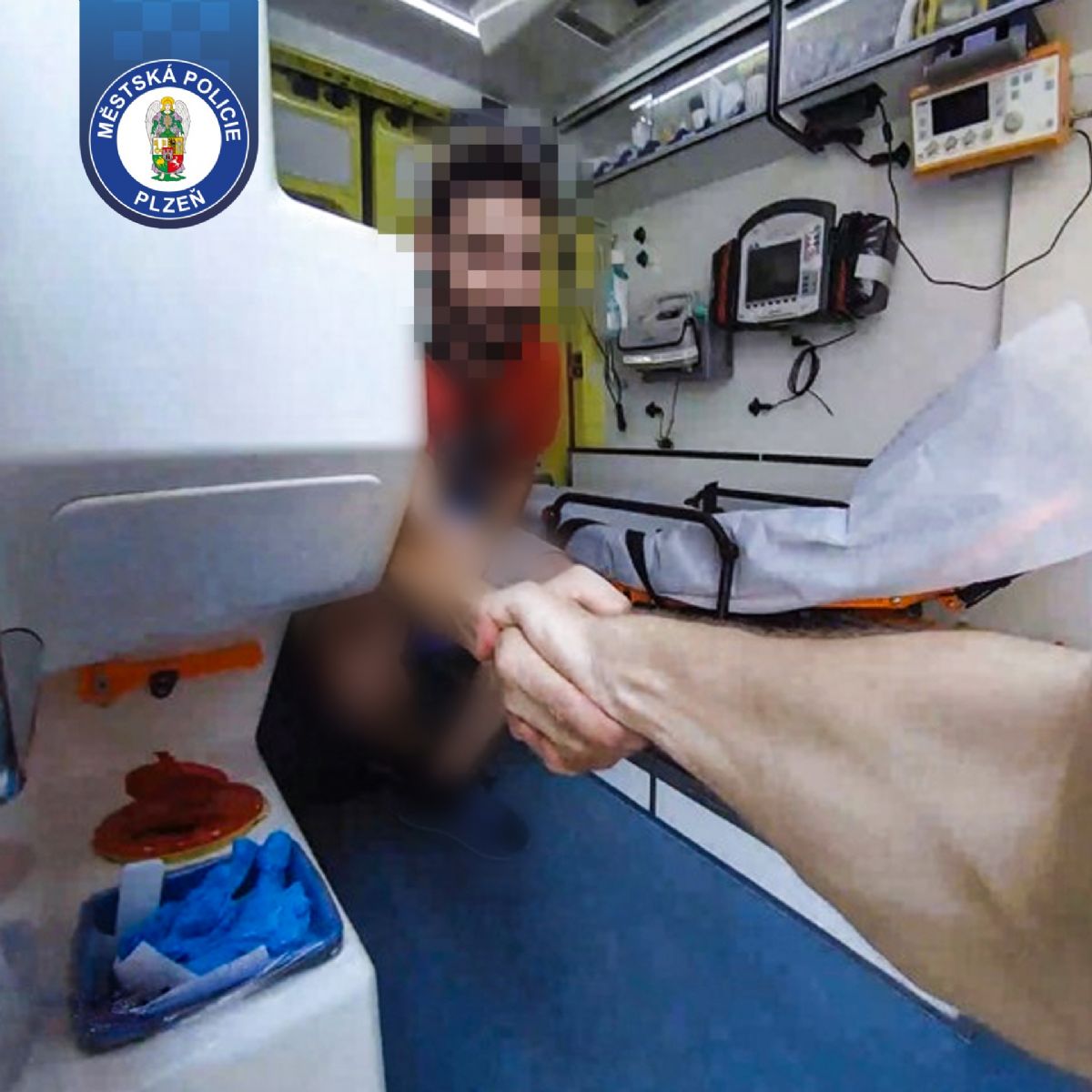 Muž v Plzni mluvil o sebevraždě. Díky pohotové příbuzné ho policisté našli včas