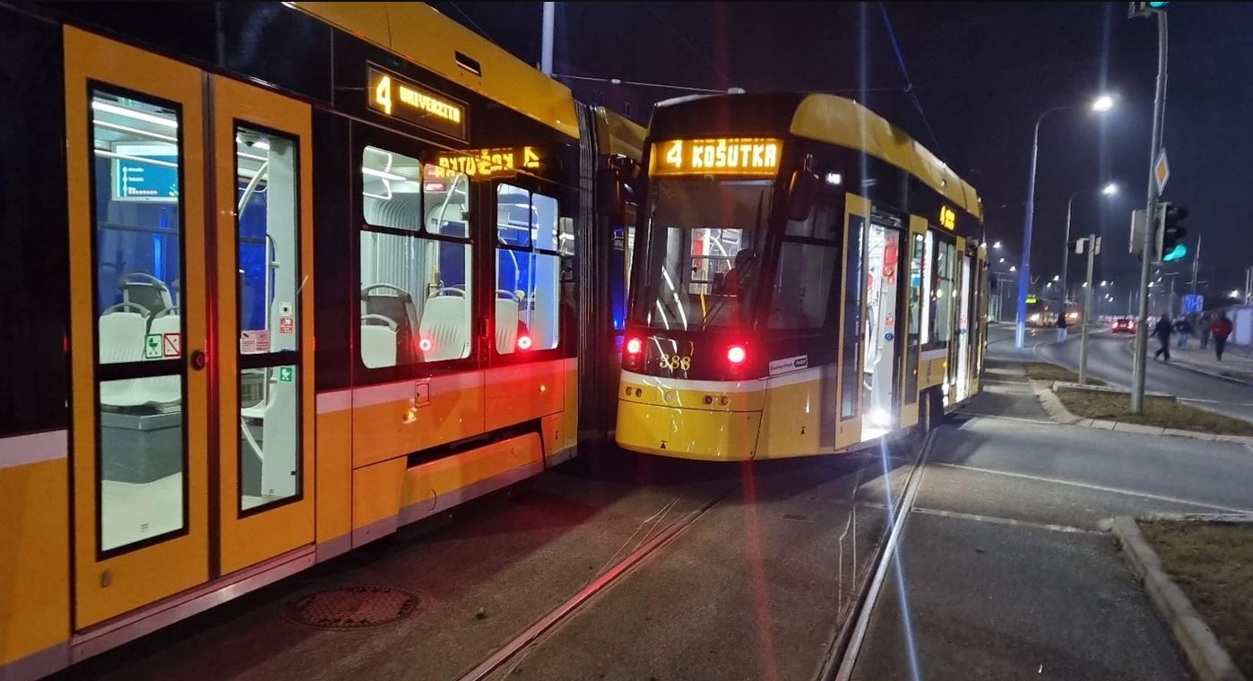 Na Borech v Plzni se srazily tramvaje, jedna vykolejila