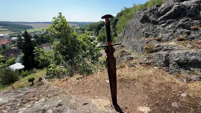 Nad Zbirohem se objevil český Excalibur. Meč ve skále láká turisty i rodiny