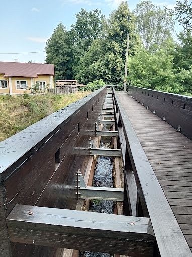 Nový akvadukt u Hadrovce nahradí dřevěnou lávku, montáž omezí provoz vlaků