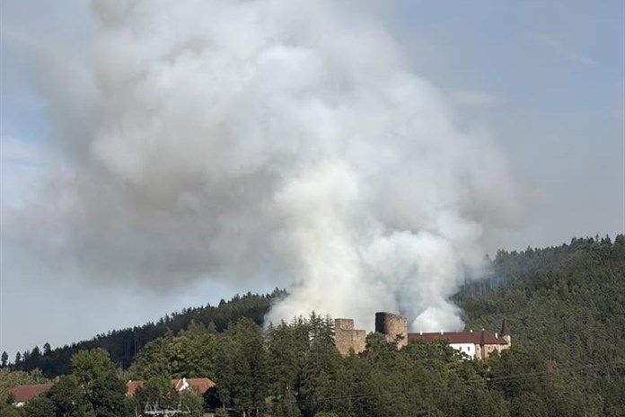 O víkendu bojovali hasiči s požárem u Velhartic. Oheň zasáhl pět hektarů