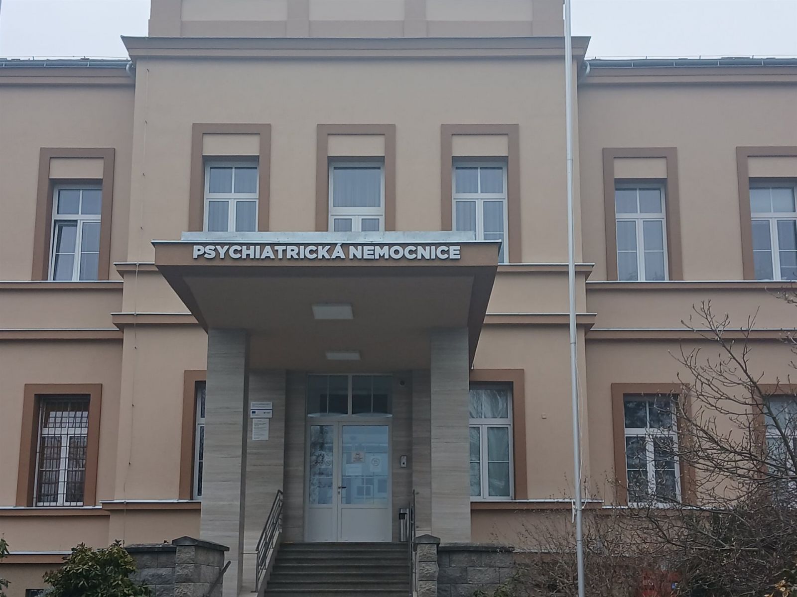 Odsouzený vrah dostal další trest za útok v Dobřanech. V léčebně napadl pacienta kvůli penězům za drogy