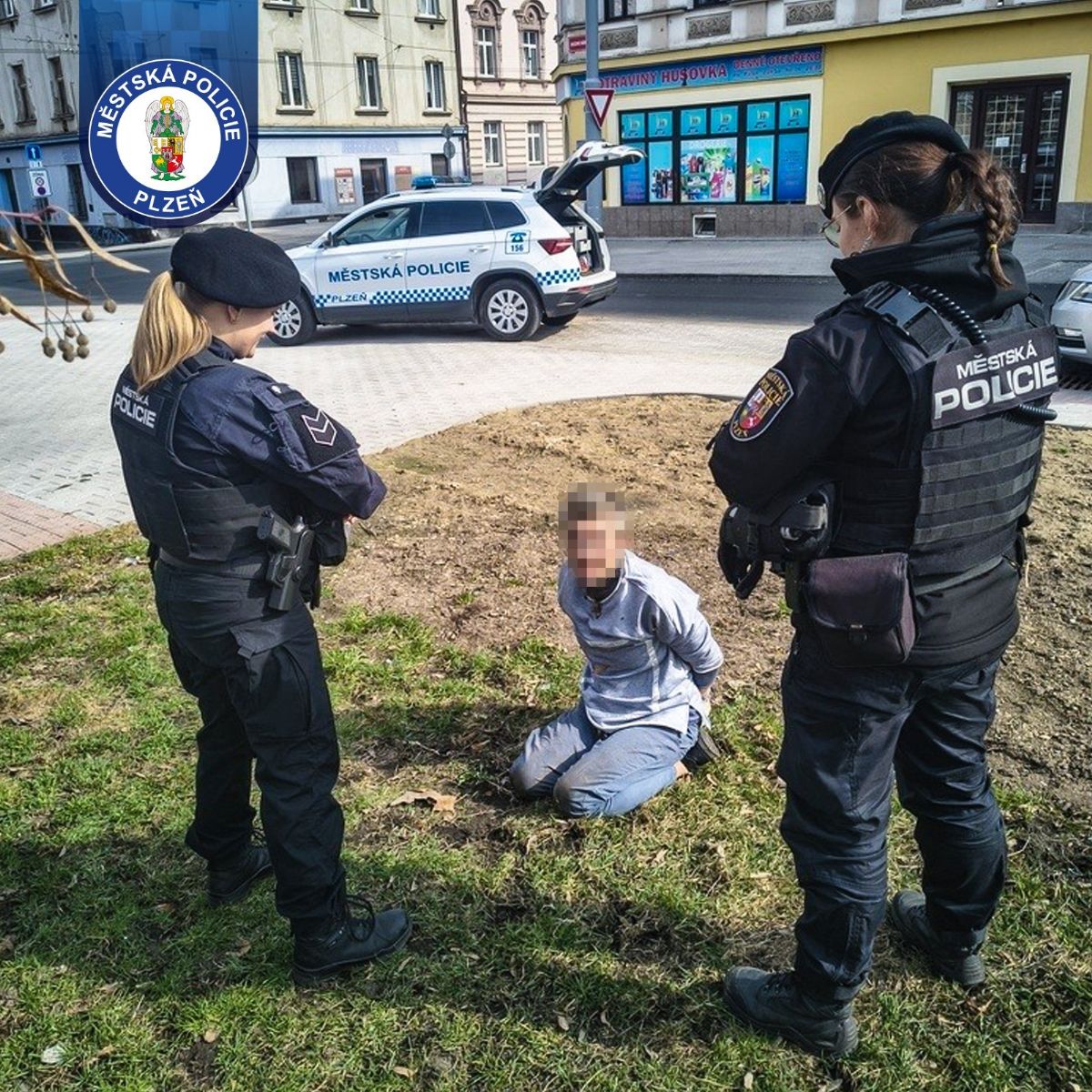 Opilá žena napadla kolemjdoucí u parkovacího automatu, skončila na záchytce