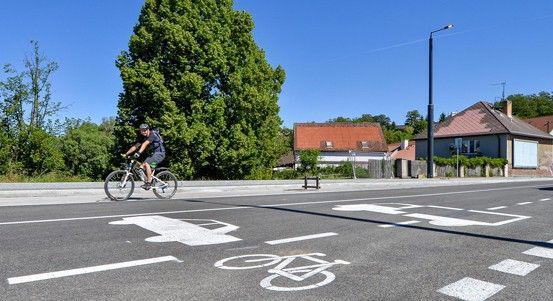 Plzeň má první souvislý cyklopruh přímo ve vozovce. Vznikl v Lobzích na Rolnickém náměstí