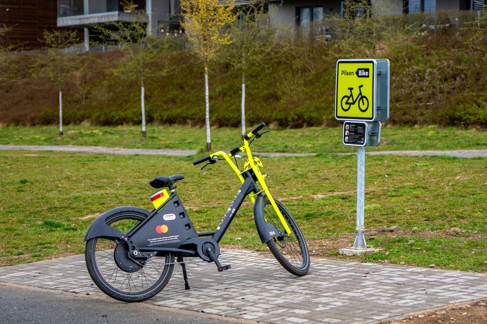 Plzeň přidá až 150 sdílených elektrokol. Řeší ale děti za řídítky, jízdu po chodníku i stav kol