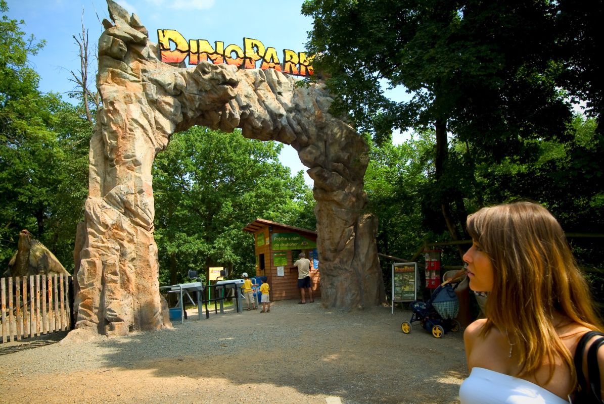 Plzeňská ZOO otevírá DinoPark a vrací do amfiteátru sokolnické ukázky