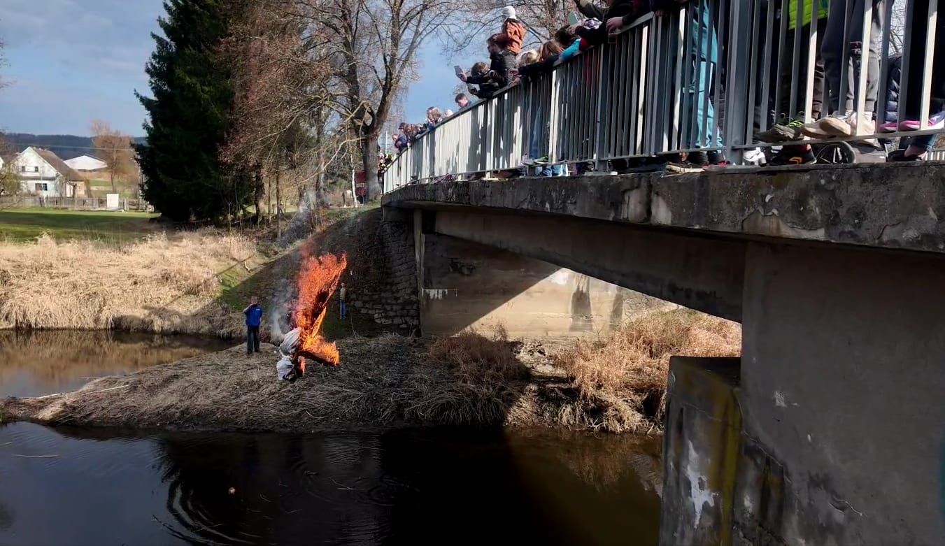 Plzeňský kraj vítal jaro. Lidé vynesli Moranu a rozloučili se se zimou (video)