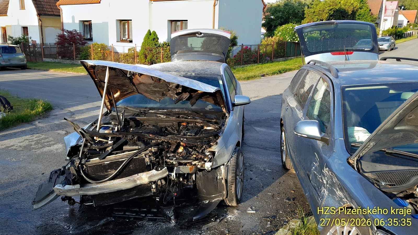 Po ranní srážce v Třemošné začalo hořet auto. Nehoda se obešla bez zranění
