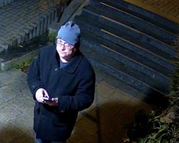 Podvodníci připravili seniora o miliony. Policie pátrá po muži z fotografie