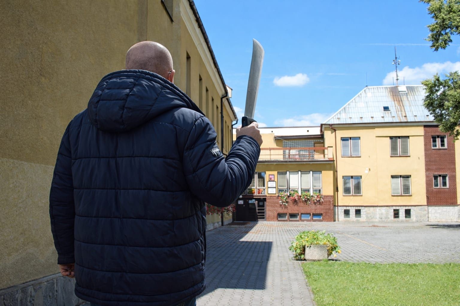 Policie zadržela opilce s mačetou před školou v Nezvěsticích