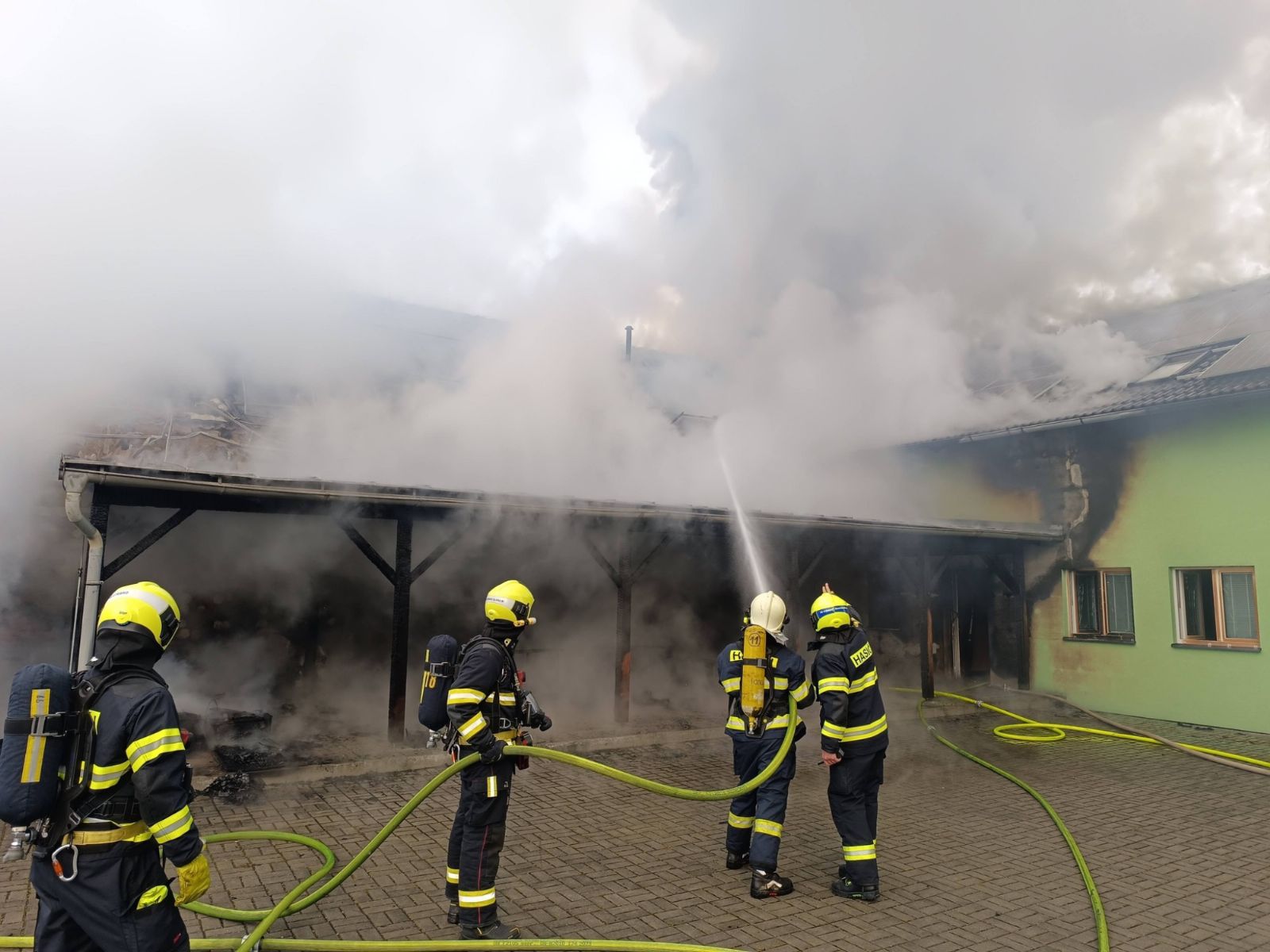 Požár ubytovny v Boru evakuoval 33 lidí. Policie zadržela mladého muže