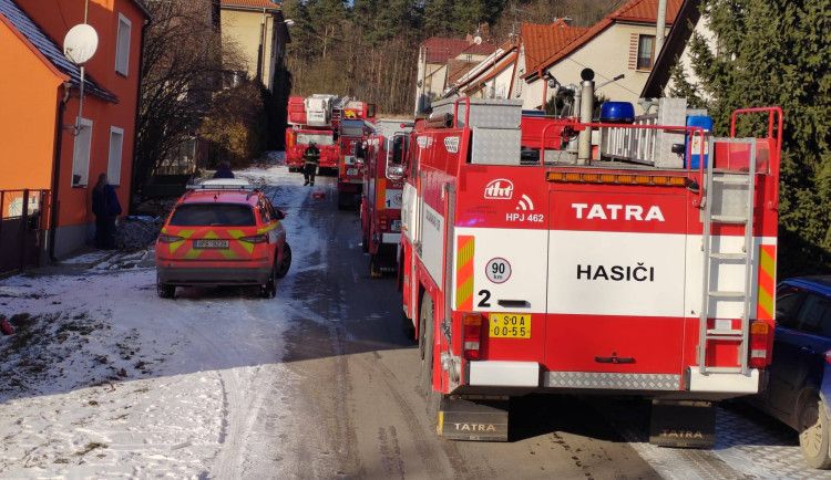 Při požáru v Dnešicích uhynul pes, ostatní zvířata hasiči zachránili