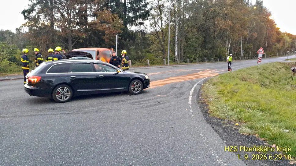 obrázek: Ranní střet dodávky s Audi u Tachova zablokoval silnici, záchranáři odvezli tři zraněné
