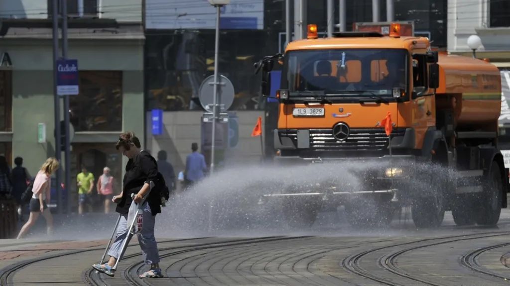 Rozpálený asfalt v Plzni chladí kropicí vůz. Do ulic vyráží opakovaně