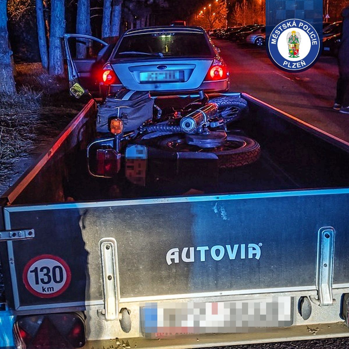 S ukradenou motorkou na neosvětleném přívěsu daleko nedojeli