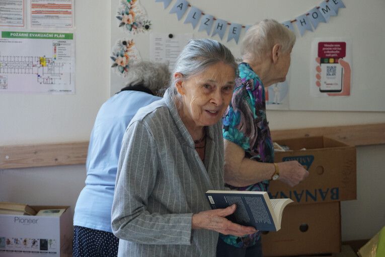 Sbírka Daruj knihu přinesla stovky titulů. ZČU je věnovala domovu Senevida