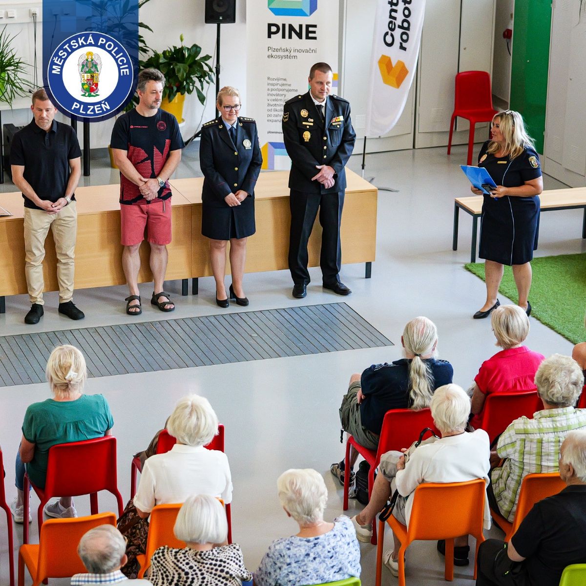 obrázek: Senioři v Plzni se učí bránit podvodům. Strážníci jim ukazují i nástrahy umělé inteligence