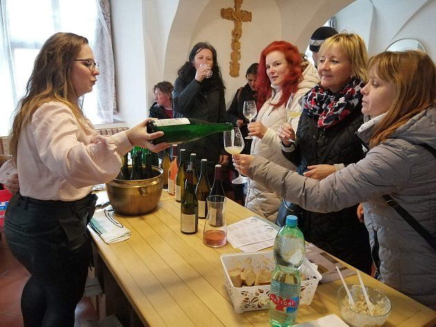 Sklenka do ruky a vzhůru do ulic. Spálené Poříčí láká na Od vína k vínu