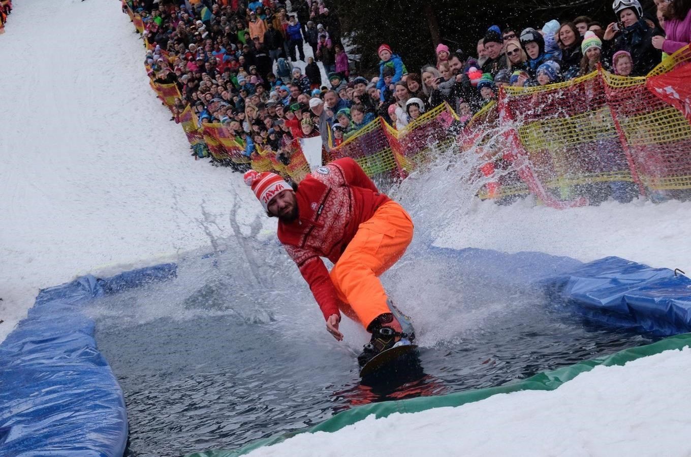 Špičák láká na jarní lyžování i recesistickou Jízdu přes louži