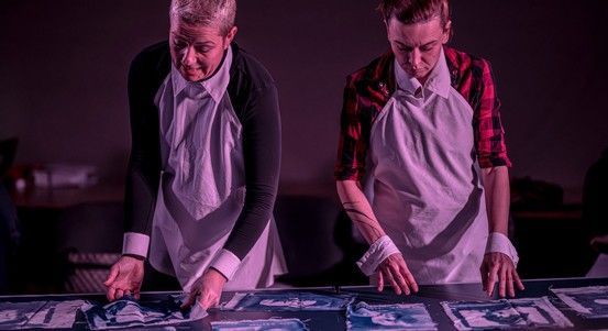 Stanice Evropa vrcholí inscenací o ženách v politice