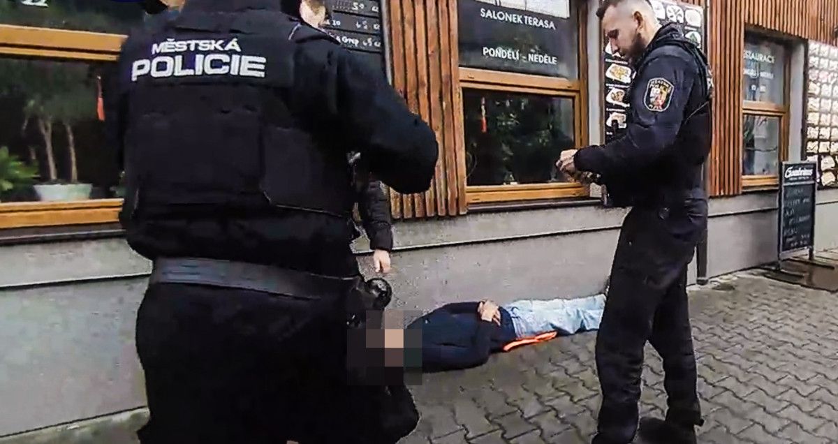 Strážník zachránil muže, který zkolaboval na chodníku