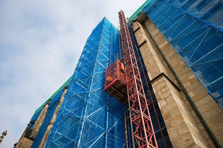 Střecha plzeňské katedrály se rozpadá. Na opravu za 85 milionů běží sbírka