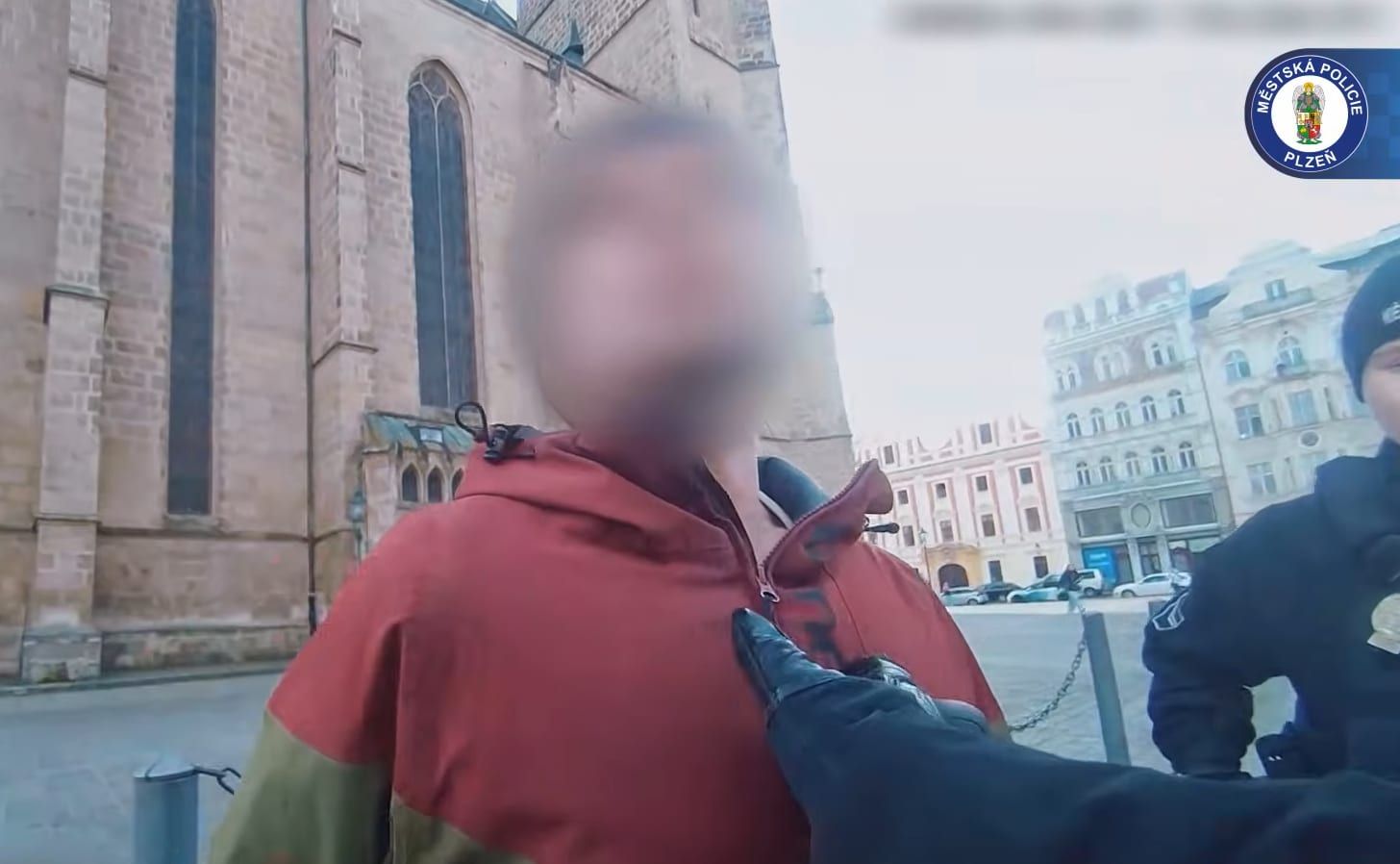 Téměř tři promile a agresivní výstup v centru Plzně. Muž plival na strážníky (video)