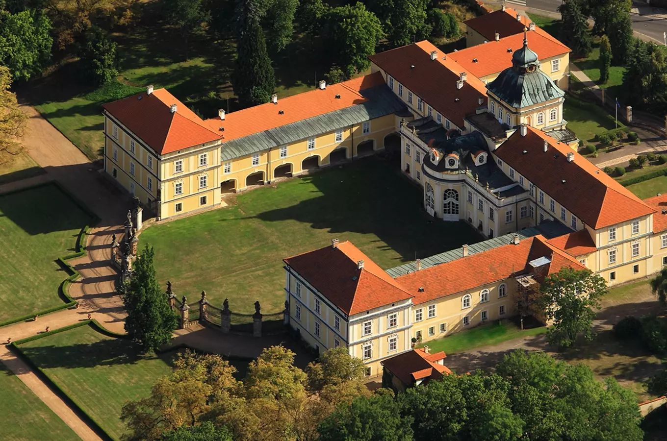 obrázek: Tip na výlet - Zámek Hořovice ukrývá šlechtický luxus i torzo letadla v ložnici