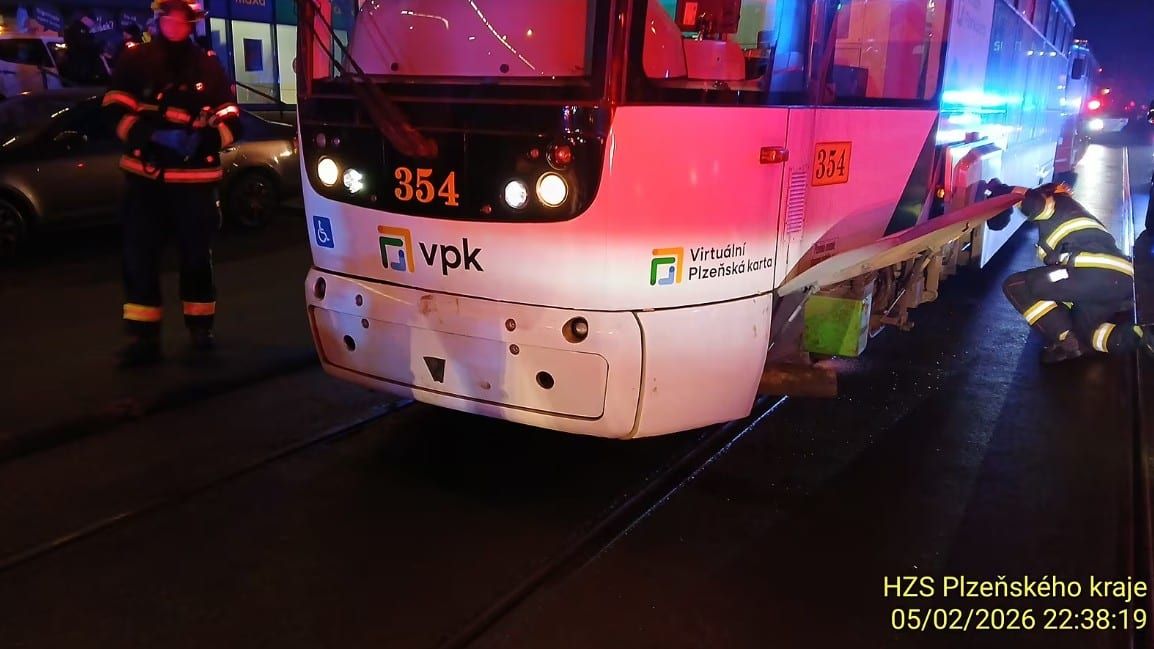 Tramvaj v Plzni srazila seniorku, je v kritickém stavu