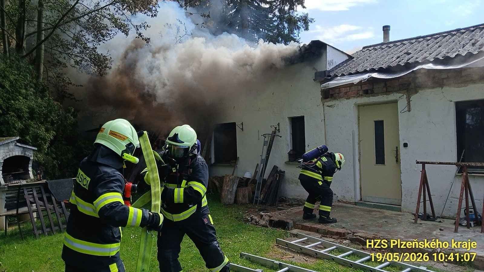 V Chotěšově hořela kůlna s pergolou. Zraněnou ženu odvezli záchranáři