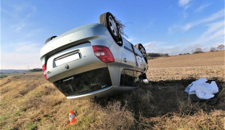 V převráceném autě u Křenov našli mrtvého muže, okolnosti smrti objasní pitva