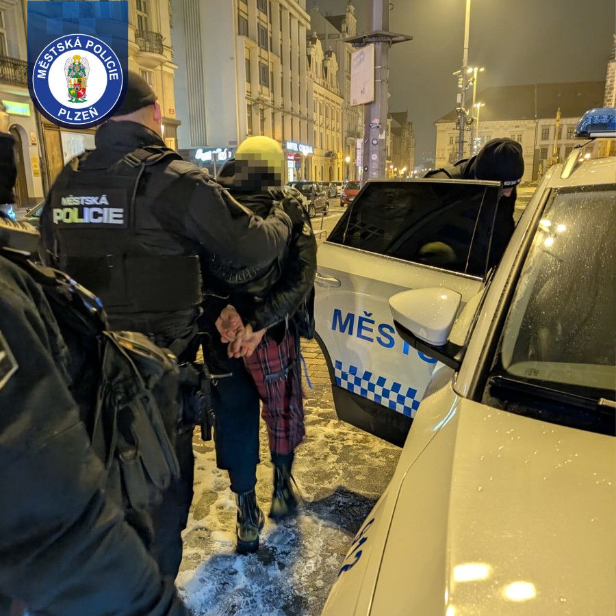 Víkendová razie v Plzni, podnapilé nezletilé a zakuklenec z baseballovou pálkou